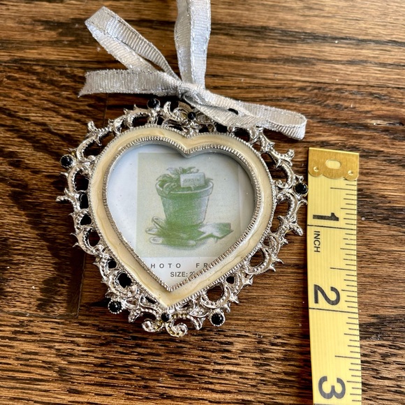 Black/Cream Metal Photo Frame Ornaments with Black Accent Beading - Picture 3 of 14